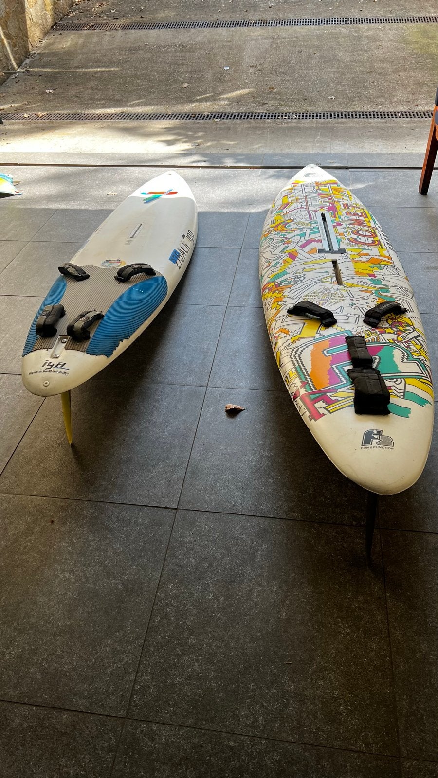 Windsurfset: 2 planken, 5 zeilen, gieken, masten, Watersport en Boten, Windsurfen, 250 tot 300 cm, Gebruikt, 5 tot 6.5 m², Met vin(nen)