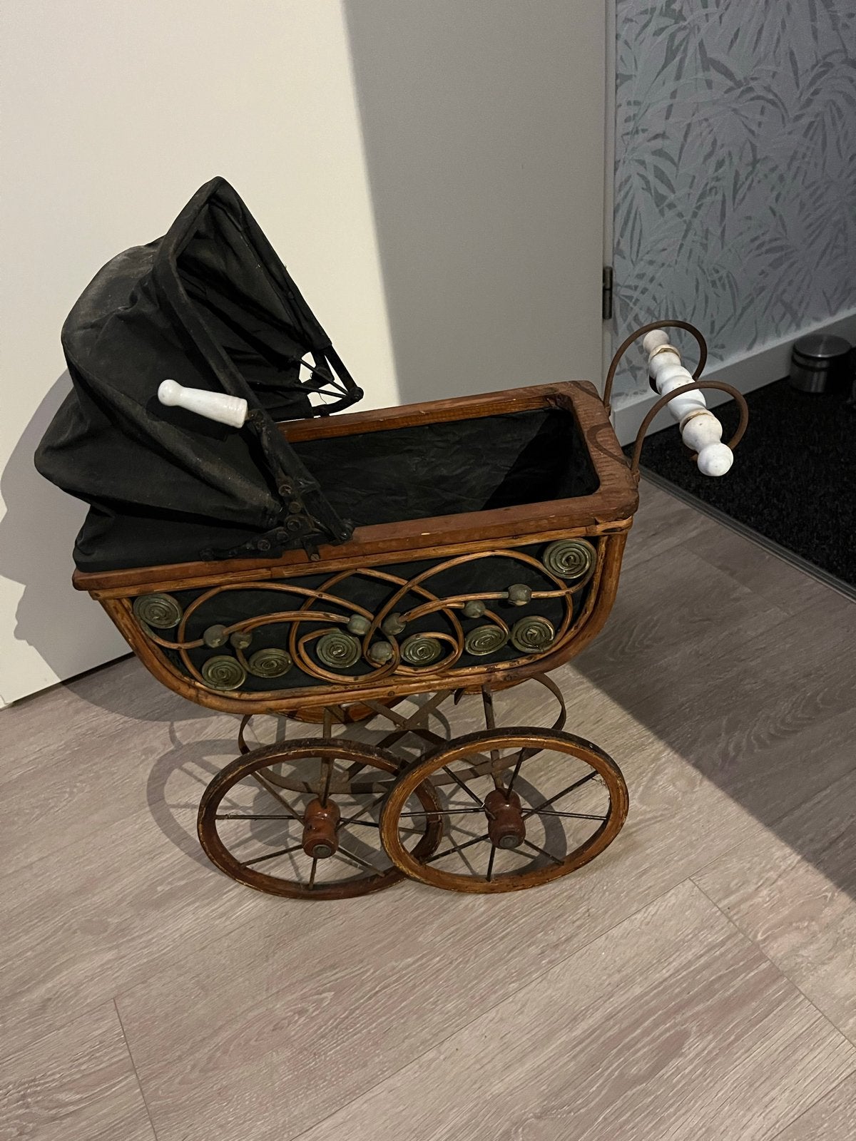 Antieke poppenwagen - Houten en rieten design, Ophalen
