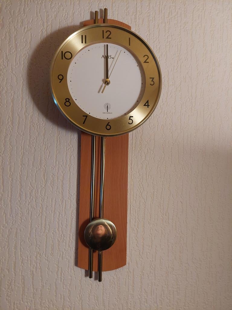 Wandklok met slinger van AMS Radiogestuurd., Antiek en Kunst, Ophalen of Verzenden