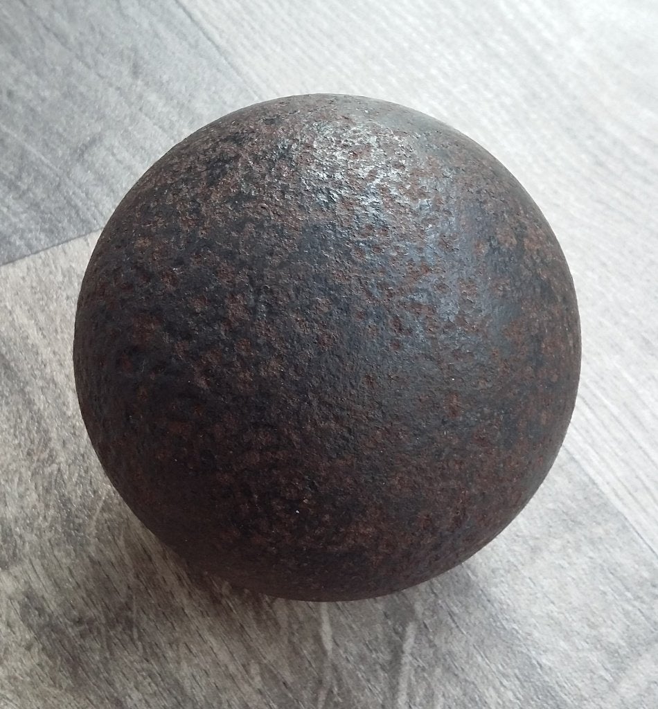 16 - 17 de eeuw Bodemvondst Gietijzeren Kanonskogel Kanon, Ophalen of Verzenden