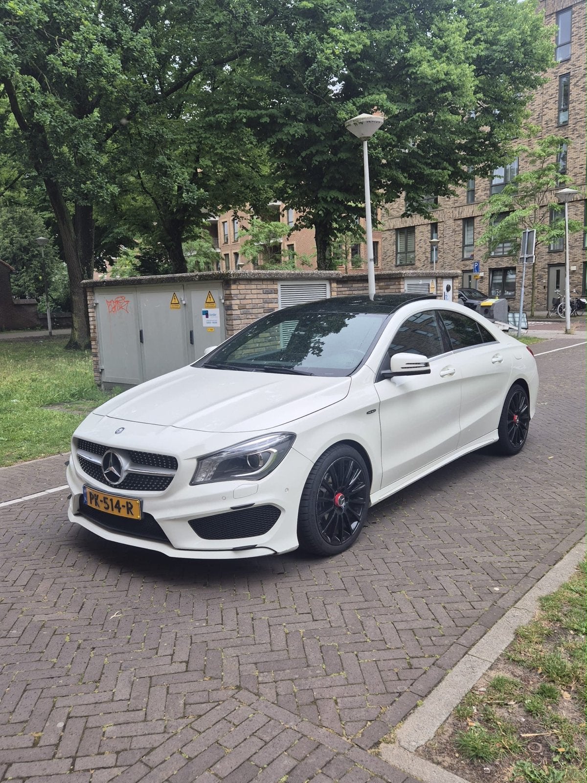 Mercedes-Benz CLA 180 1.6 90KW 7G-DCT (aut) 2016 Wit, Auto's, Zwart, 4 cilinders, 715 kg, Leder en Stof
