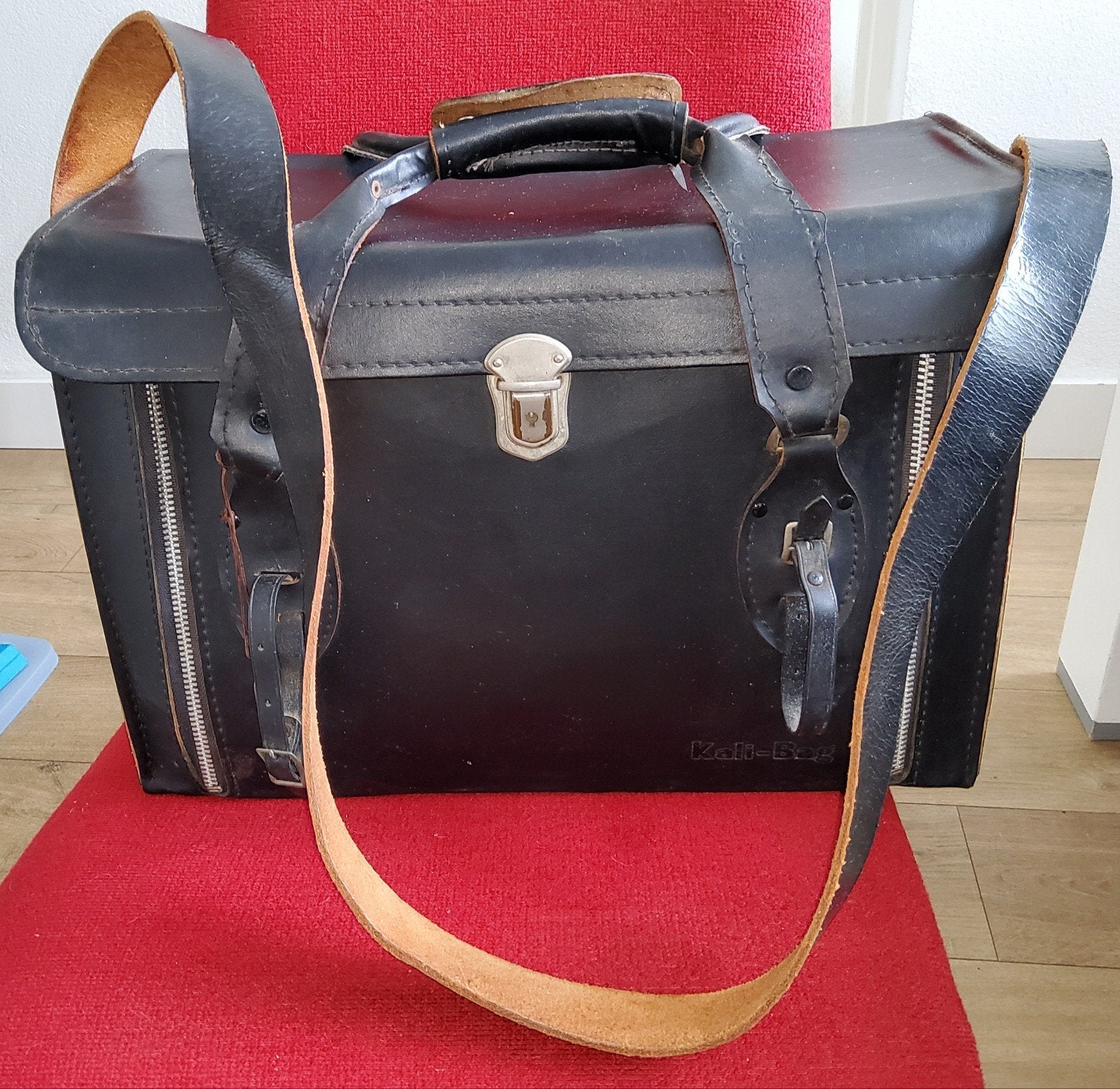 Vintage zwart leren CAMERATAS met schouderriem en slot, Audio, Tv en Foto, Fotografie | Fototassen, Ophalen of Verzenden, Gebruikt