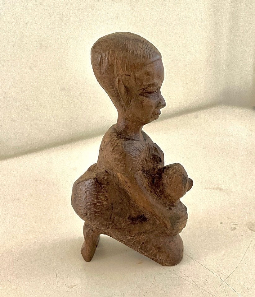 Afrikaans beeldje van een vrouw met een kind op schoot., Ophalen of Verzenden