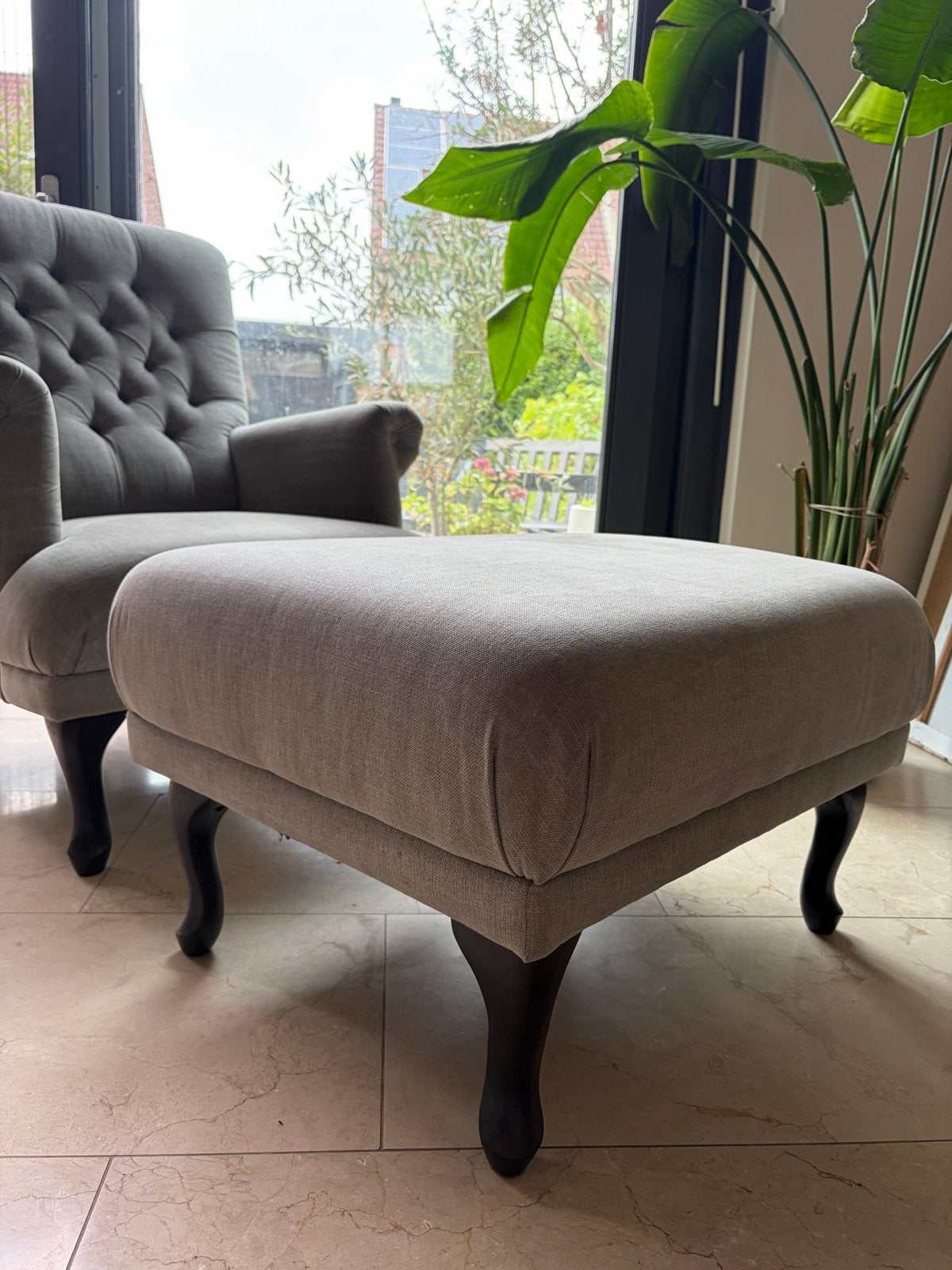 Comfortabele stoel met poef in stof 'Kiss Stone', Huis en Inrichting, Stoelen, Ophalen, Gebruikt, Eén, Stof