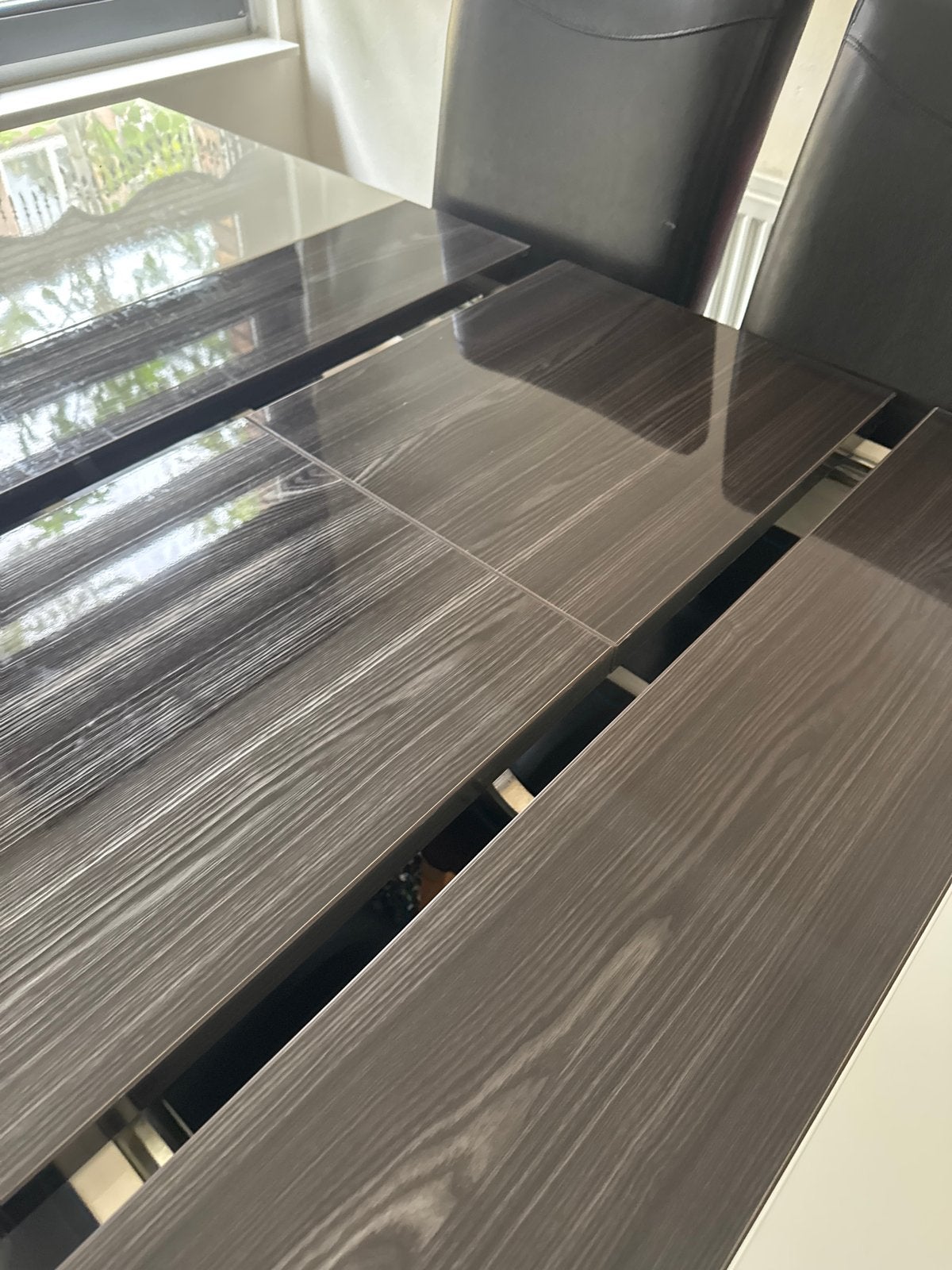 Uitschuifbare eettafel met houtlook en metalen accenten, Huis en Inrichting, Tafels | Eettafels, Gebruikt, 100 tot 150 cm, Vier personen