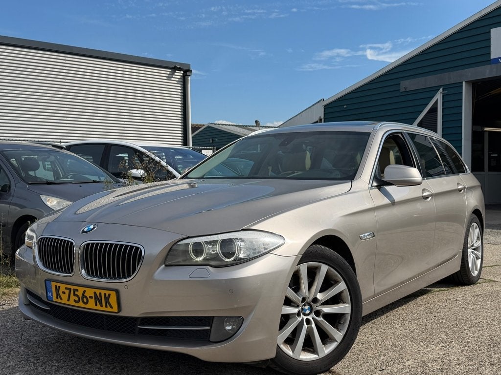 BMW 5-serie Touring 523i EXE Aut8 | ECC | 18" LMV | Leer | N, Achterwielaandrijving, Gebruikt, 2000 kg, 2996 cc