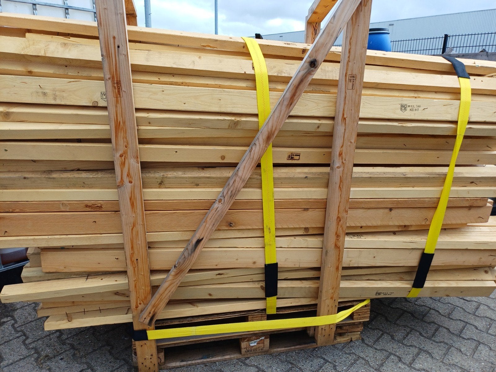 Houten balkjes per pallet ongeveer 125 stuks, Ophalen, Zo goed als nieuw, 180 tot 250 cm, Balken