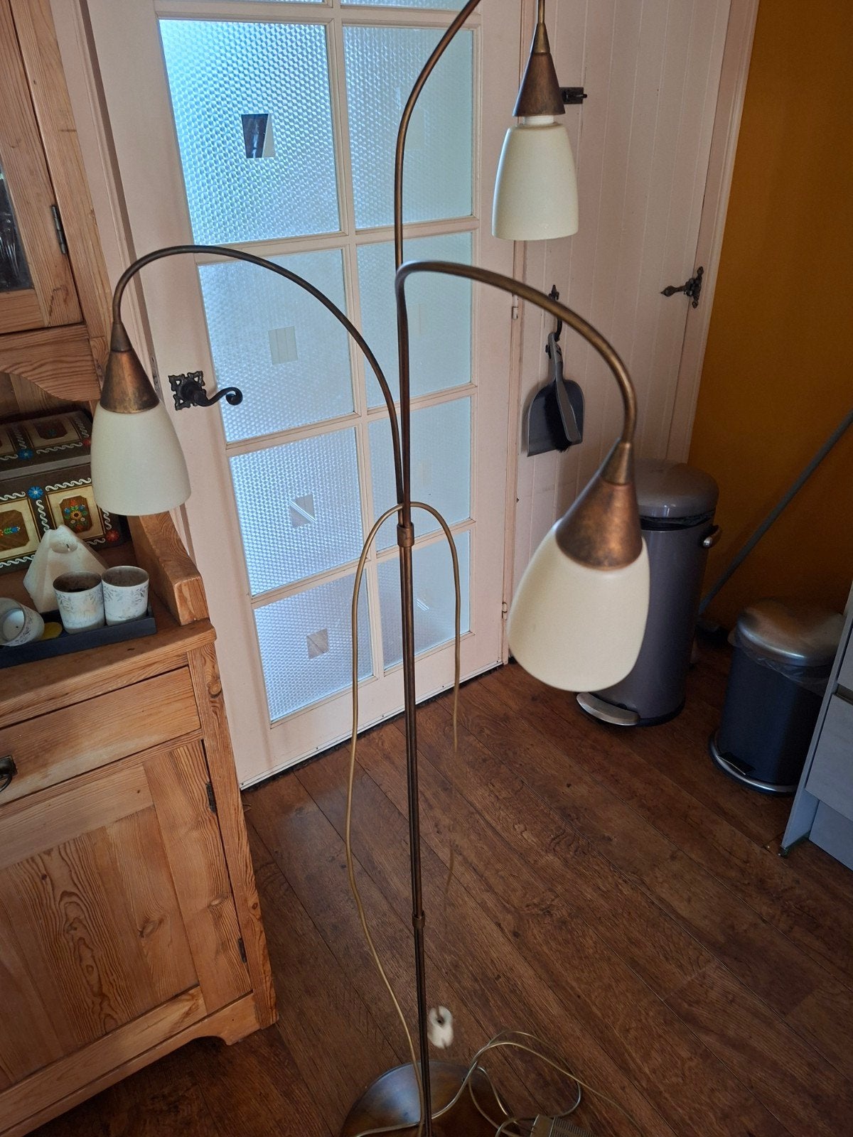 Vintage vloerlamp met 3 melkglazen kappen