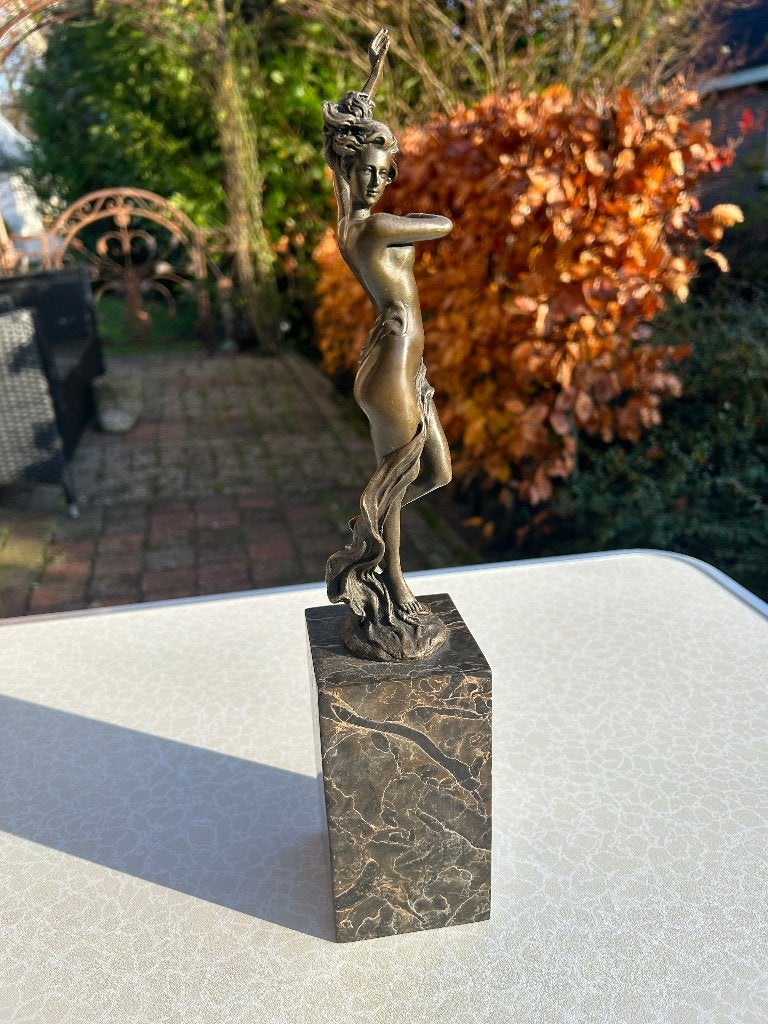 Bronzen sculptuur van een Erotisch Dame, sign Milo, Ophalen of Verzenden, Brons