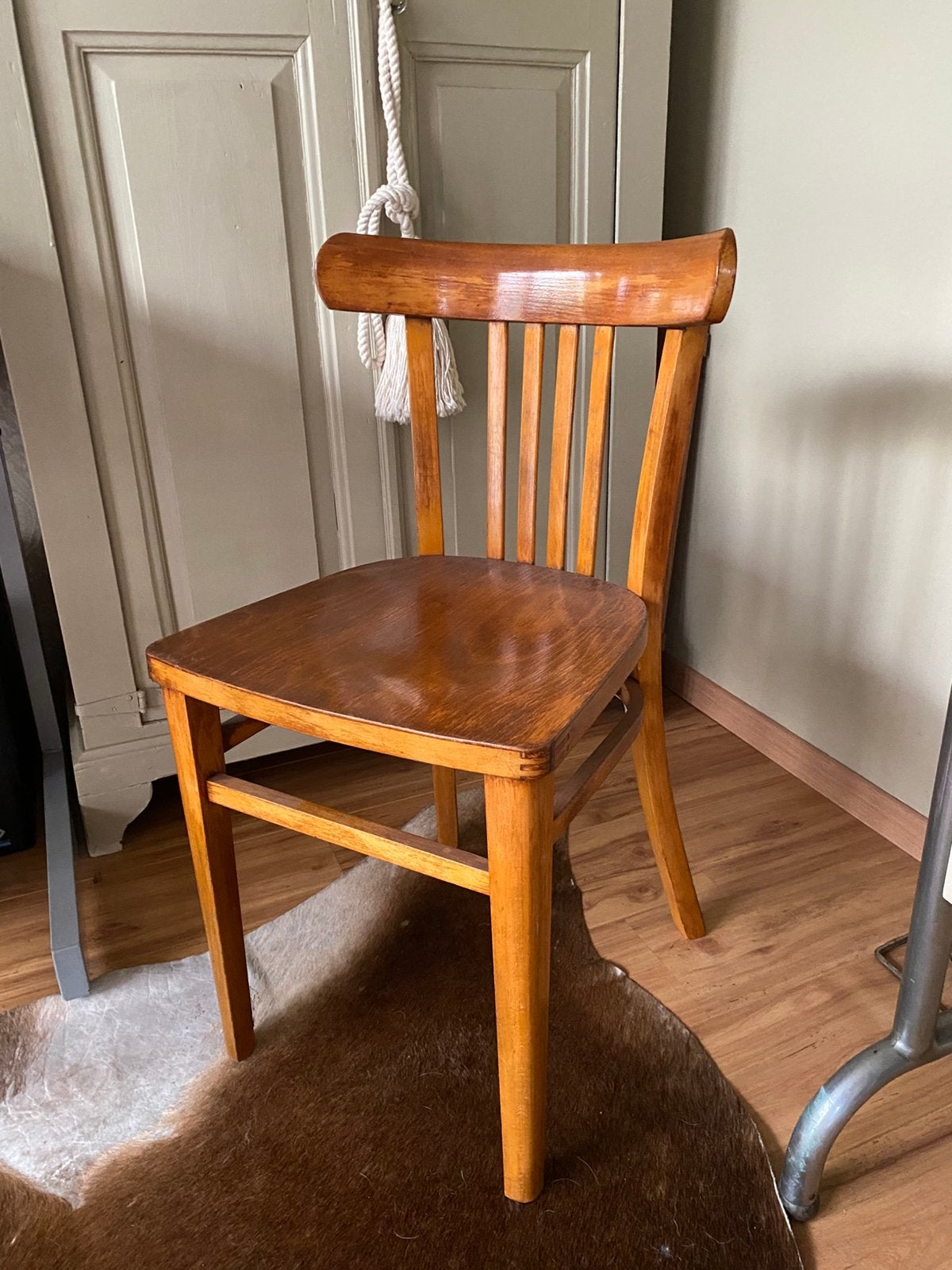 Antiek café stoeltje met oud etiket nog, Huis en Inrichting, Stoelen, Ophalen, Zo goed als nieuw, Bruin, Eén