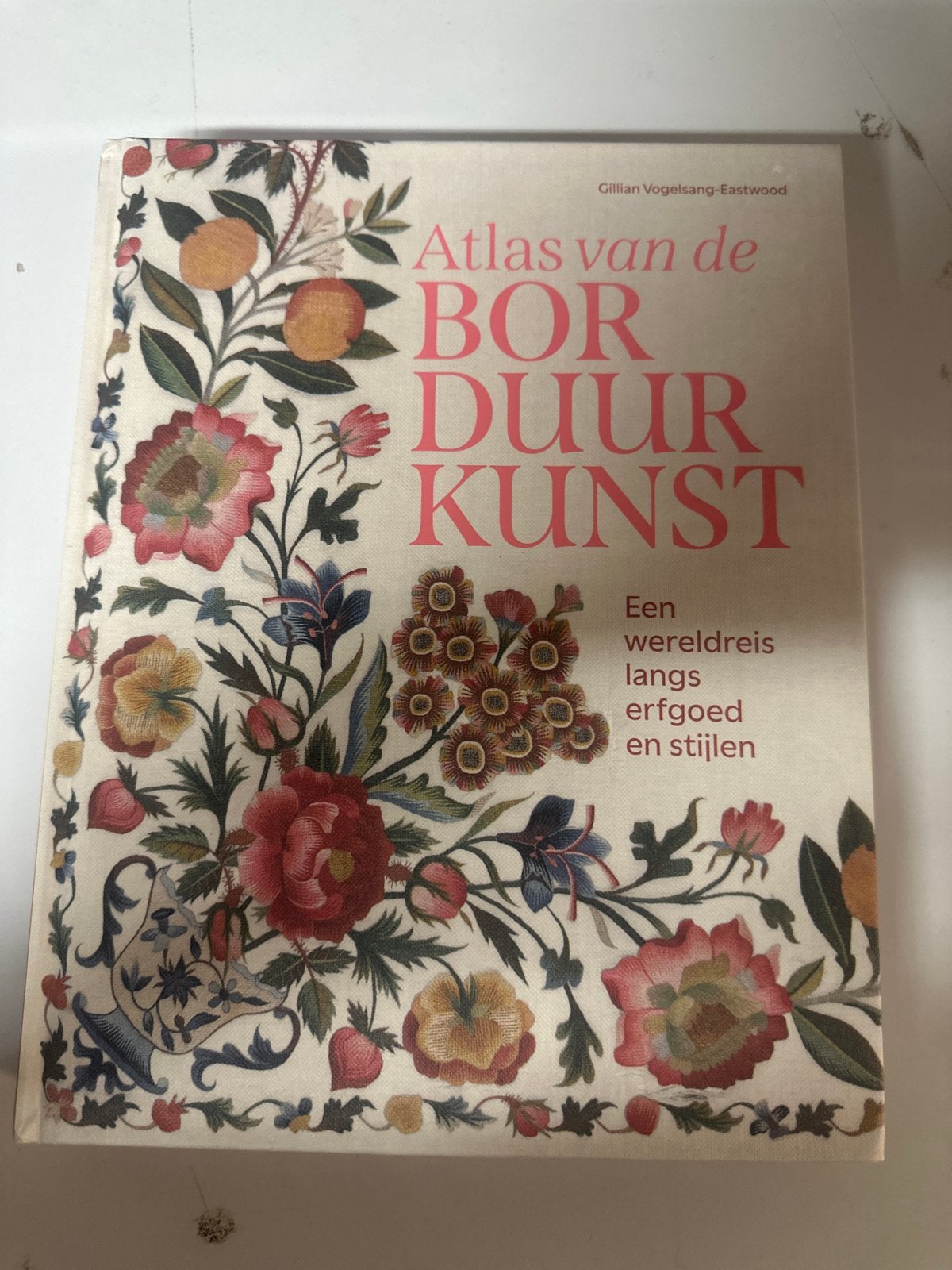 Atlas van de Borduurkunst - Gillian Vogelsang-Eastwood, Ophalen of Verzenden, Zo goed als nieuw