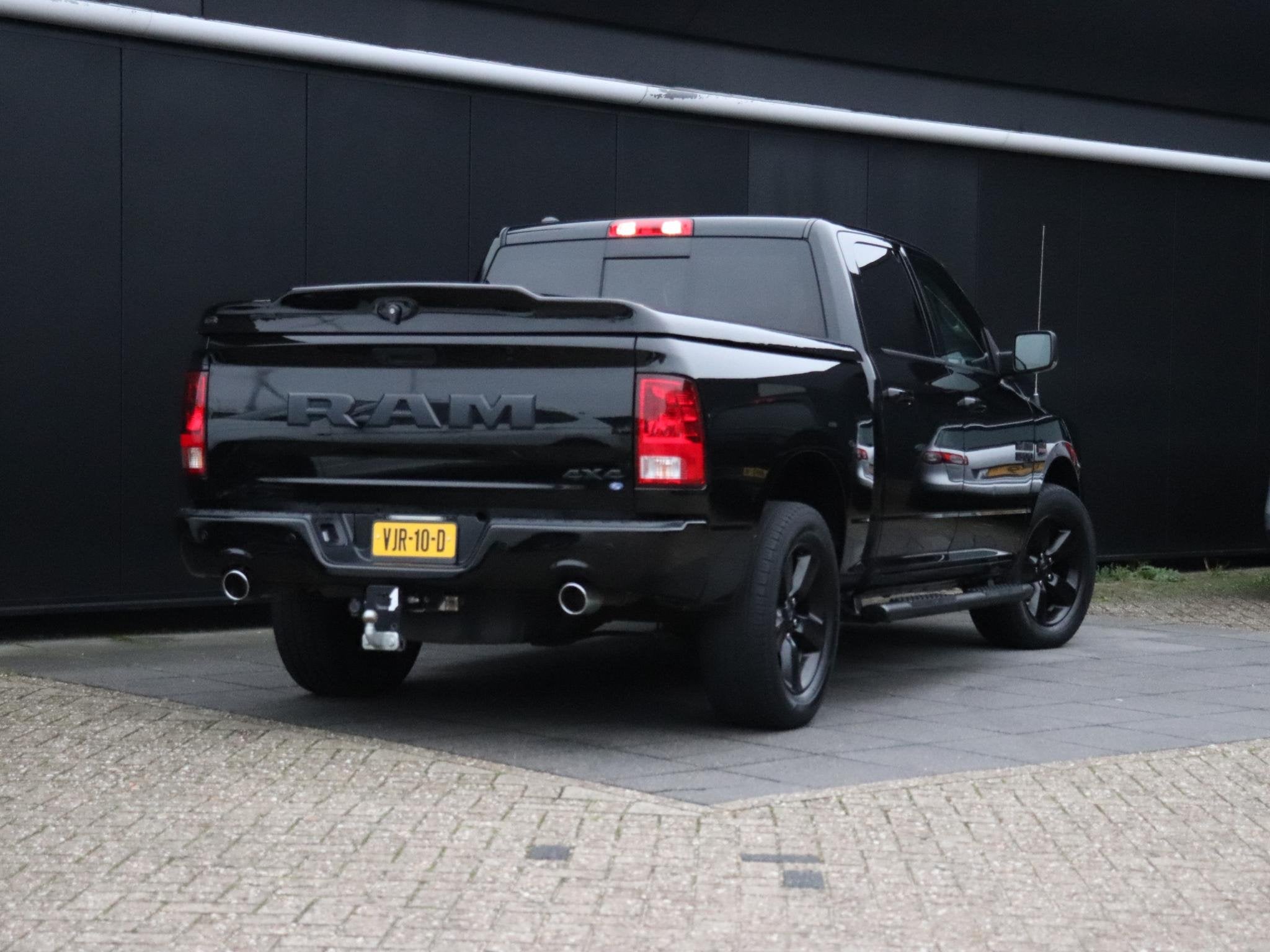 Dodge Ram 1500 5.7 V8 4x4 Crew Cab Classic | LEDER | SCHUIFD, Auto's, Automaat, Gebruikt, 5654 cc, Zwart