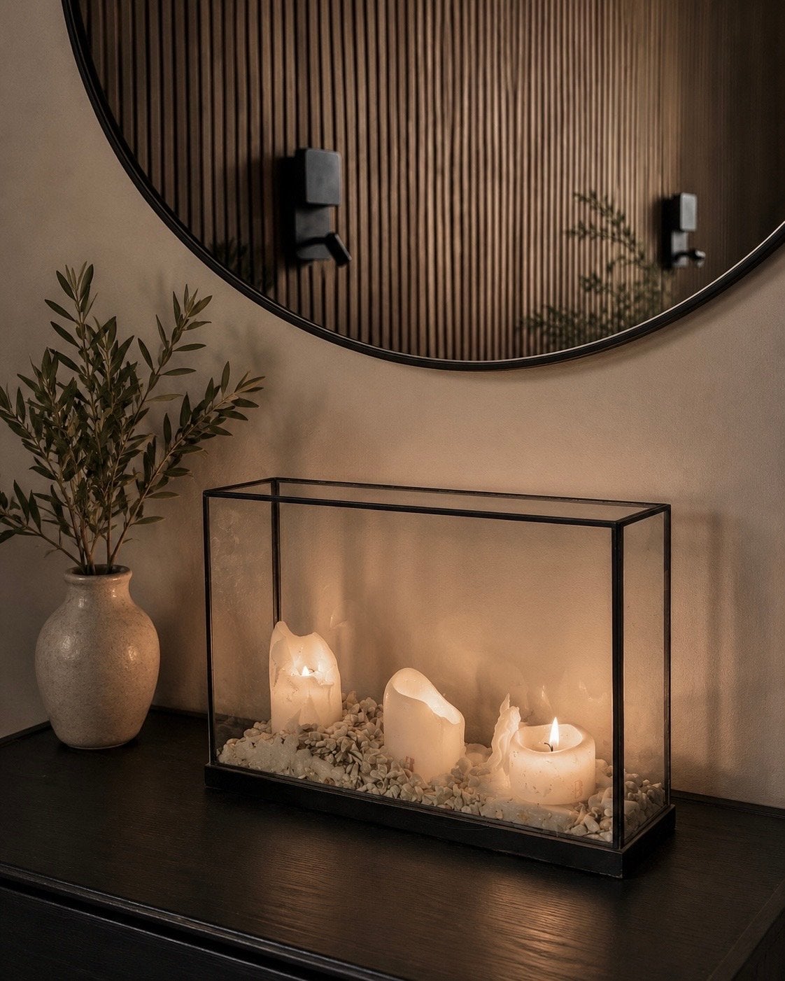 Glazen vitrine met 3 kaarsen en decoratieve steentjes, Huis en Inrichting, Ophalen, Overige materialen, Gebruikt, 25 tot 50 cm