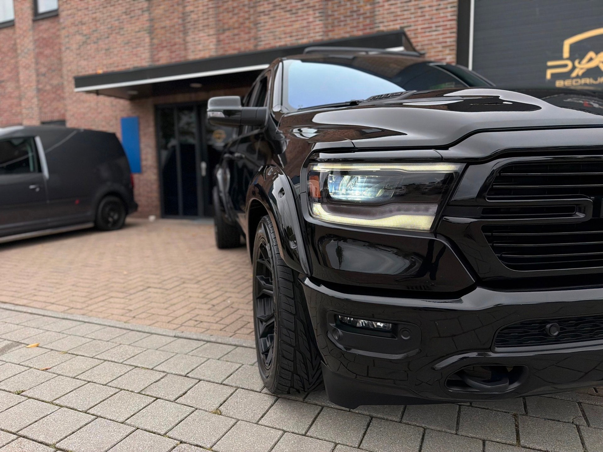 Dodge Ram 1500 5.7 V8 4x4 Crew Cab 401PK Laramie Bom volle o, Auto's, Dealer onderhouden, Gebruikt, 5654 cc, Zwart