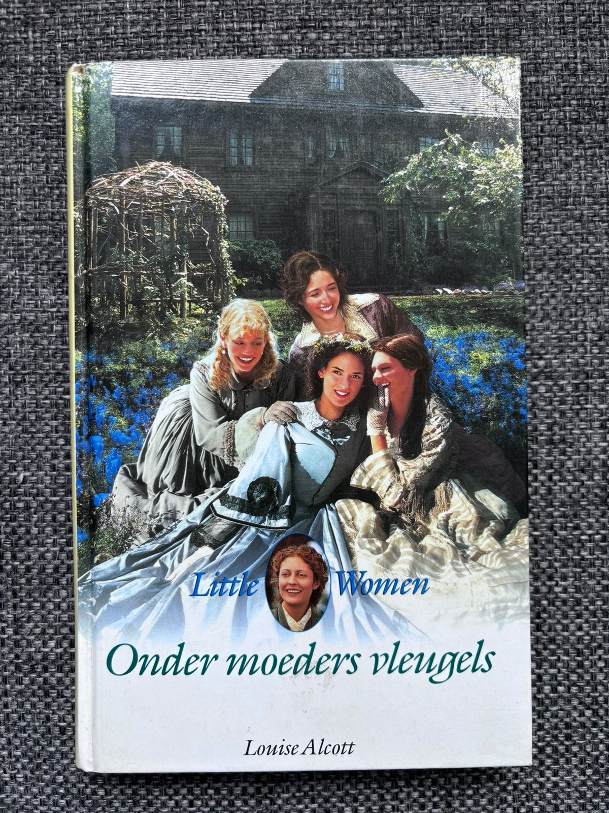 Onder moeders vleugels - Louise Alcott, Ophalen of Verzenden, Zo goed als nieuw