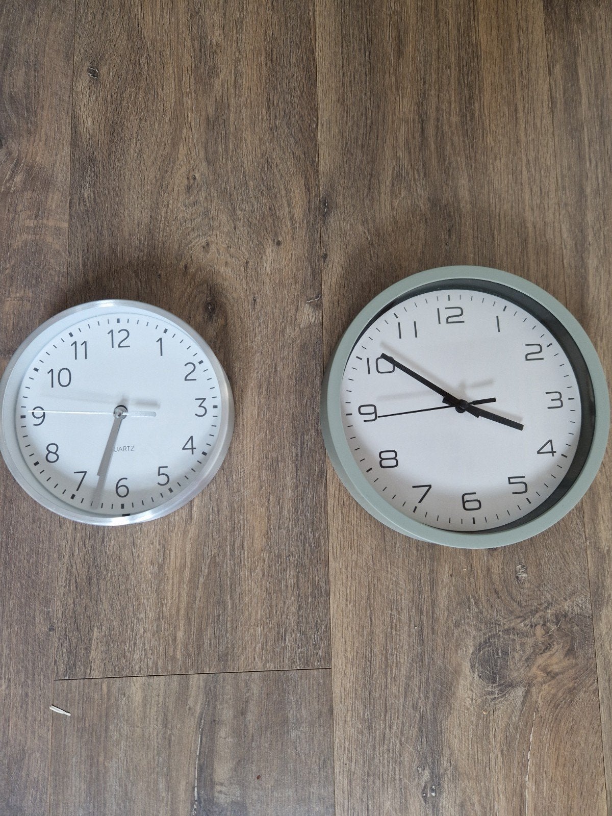 2x Wandklokken - Wit en Mintgroen, Verzenden, Analoog, Werkt op batterijen, Modern