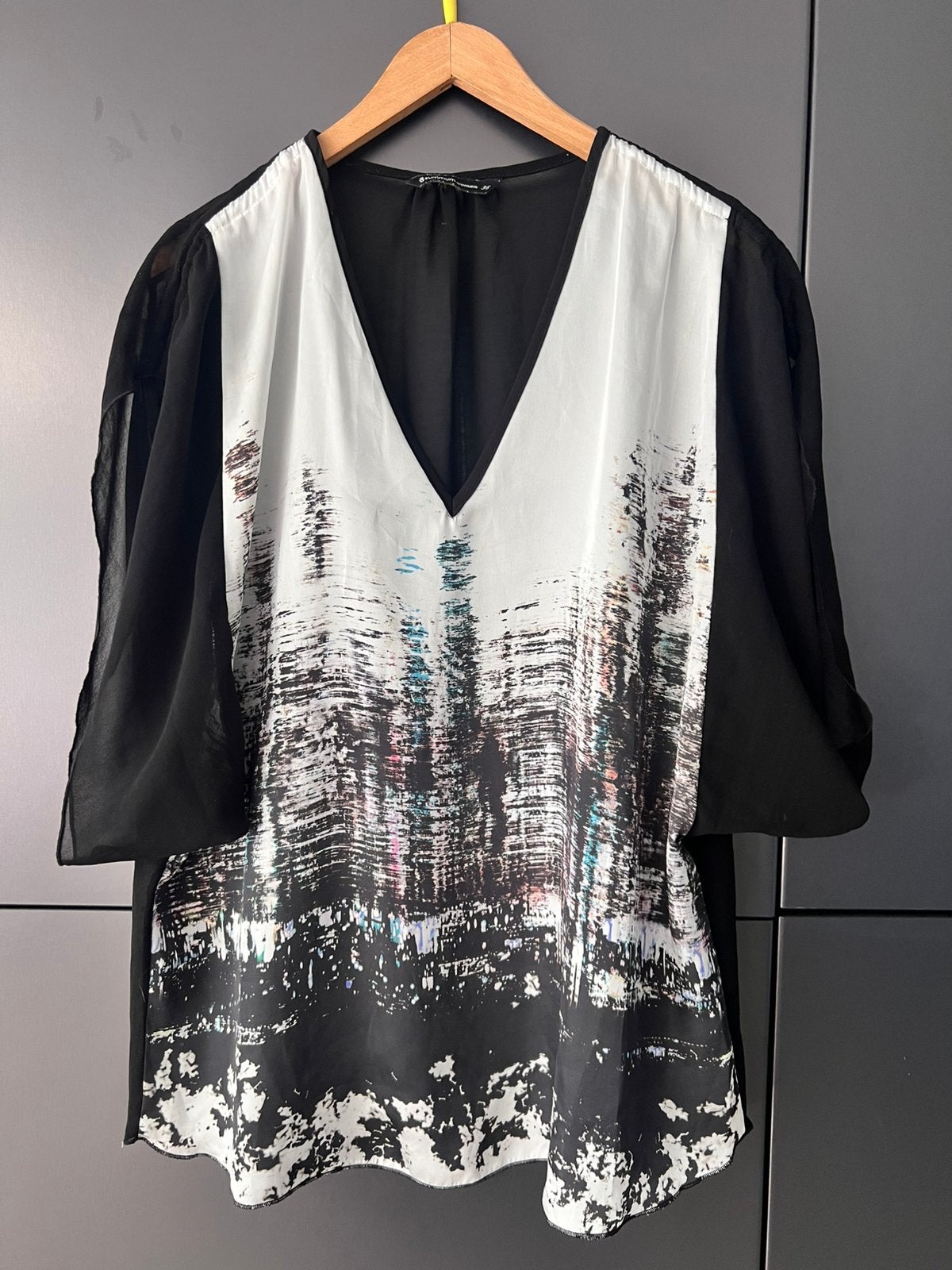 SUMMUM ZIJDE CHIFFON ZWART / WIT BLOUSE TOP KORTE MOUWEN 36, Zwart, Ophalen of Verzenden, Zo goed als nieuw, Korte mouw