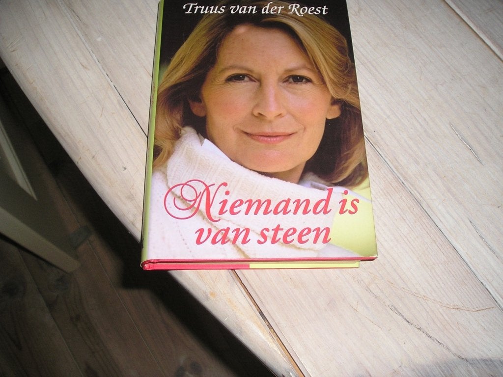 Truus van der Roest - Niemand is van steen, Boeken, Ophalen of Verzenden, Gelezen, Truus van der Roest, Nederland