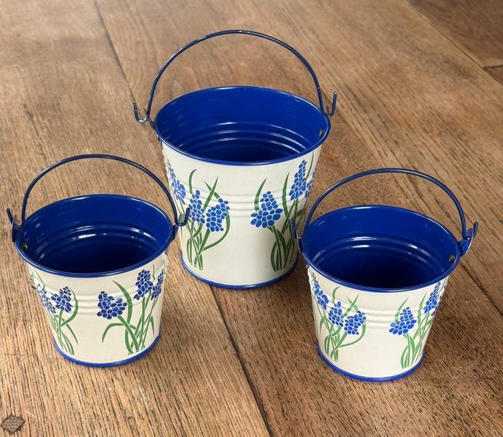3 metalen bloempotjes / emmertjes met blauwe druifjes, Tuin en Terras, Gebruikt, Rond, Ophalen of Verzenden, Metaal
