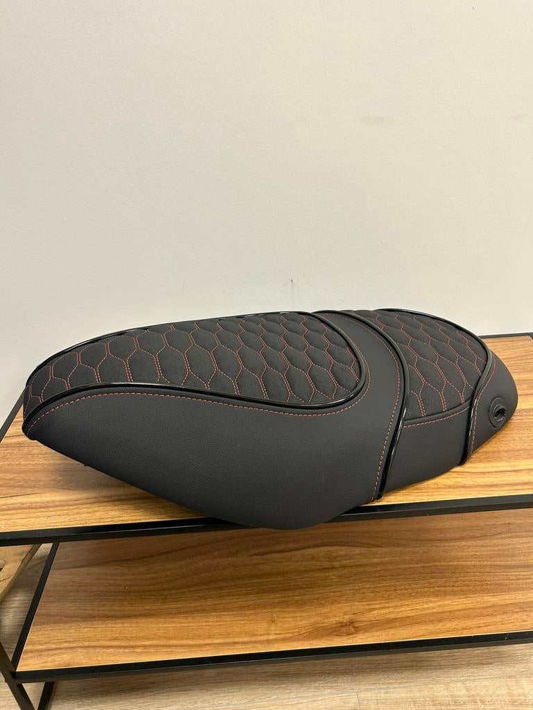 Custom zadel Piaggio Zip | Rood Leer Duo Seat Anti-Slip Stof, Fietsen en Brommers, Brommeronderdelen | Scooters, Ophalen of Verzenden
