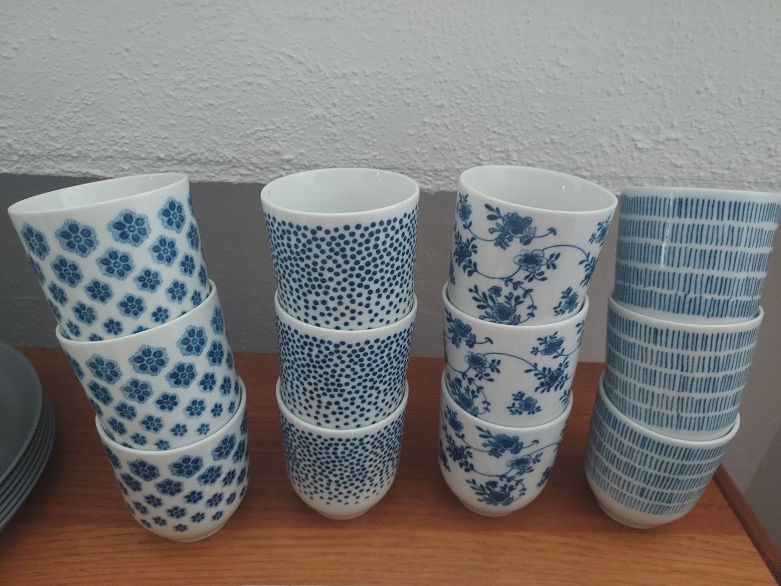 12 ikea bekertjes wit met blauw, Ophalen of Verzenden, Zo goed als nieuw, Overige stijlen, Kop(pen) en/of Schotel(s)