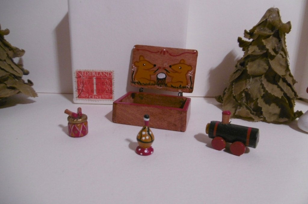 oud houten speelgoed kistje trein trom tol poppenhuis beer, Verzamelen, Verzenden, Poppenhuis