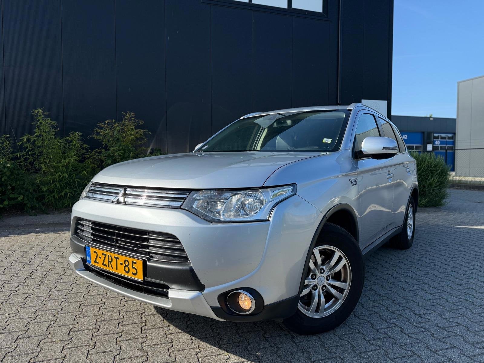 Mitsubishi Outlander 2.0 PHEV Business Edition X-Line ( FOR, 4 cilinders, Vierwielaandrijving, Hybride Elektrisch/Benzine, SUV of Terreinwagen