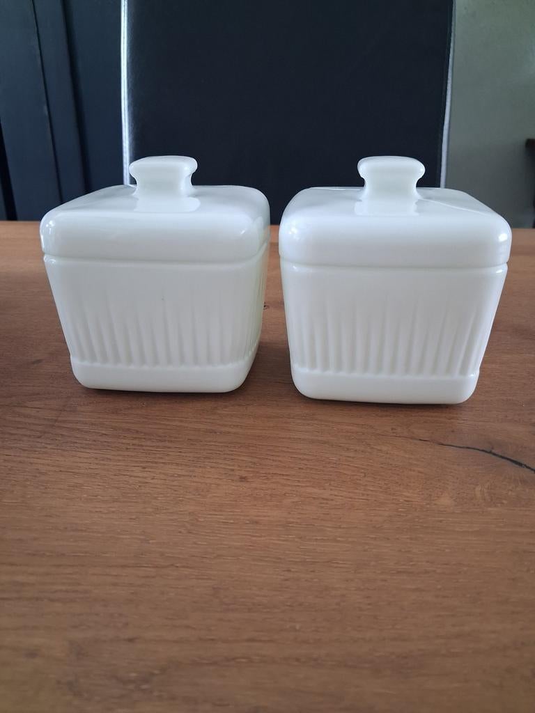 PLANTA - melkglazen (opaline) botervloot jaren '70 2 stuks, Verzamelen, Ophalen of Verzenden, Huis en Inrichting