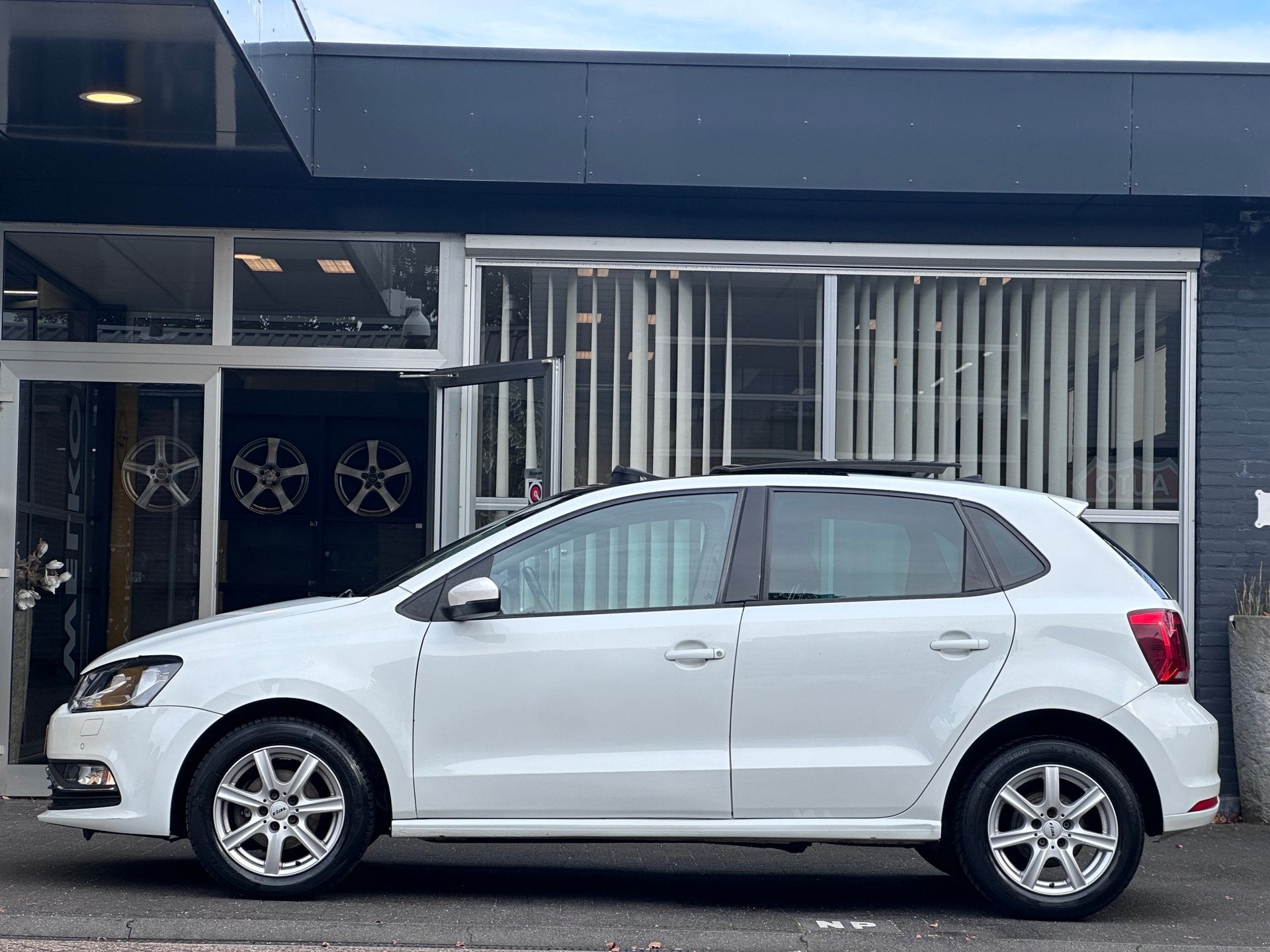 Volkswagen Polo 1.0 Comfortline PANO / CRUISE / CLIMA / STOE, Auto's, Voorwielaandrijving, Stof, Wit, Bedrijf