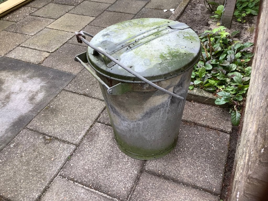 Oude zinken vuilnisemmer, Ophalen, Gebruikt