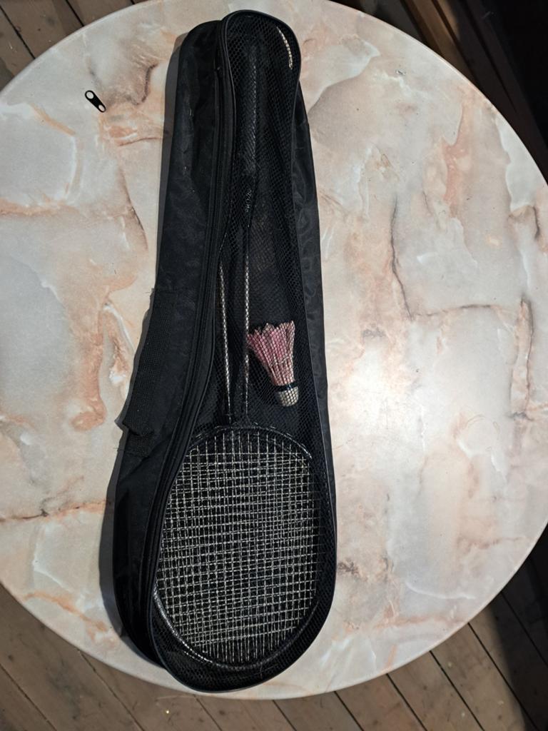 2 Badminton rackets in hoes met shuttle, Ophalen of Verzenden, Racket(s)