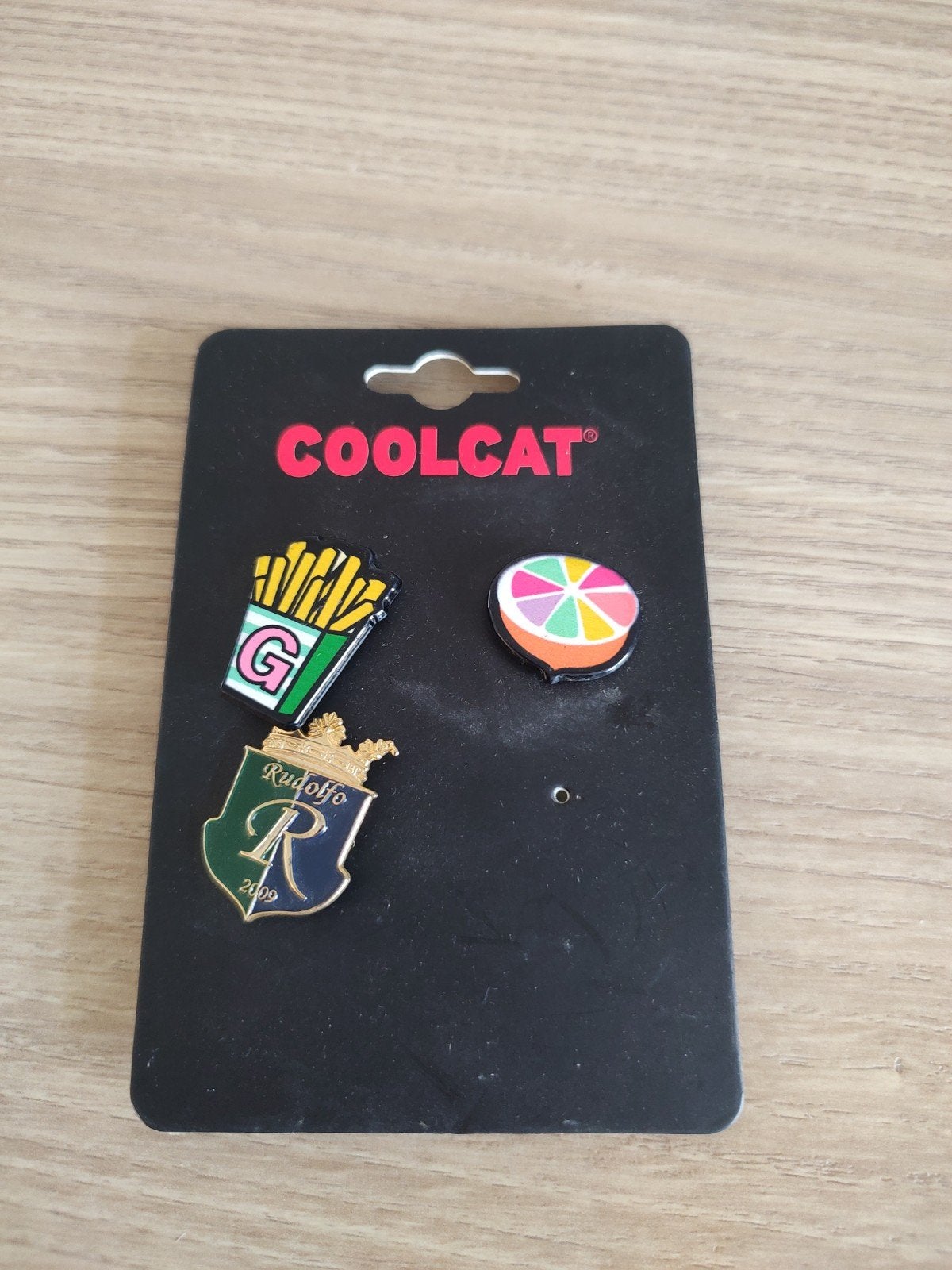 Pins van Cool Cat, 3 stuks op 1 kaart., Verzamelen, Ophalen of Verzenden, Nieuw, Overige onderwerpen, Speldje of Pin