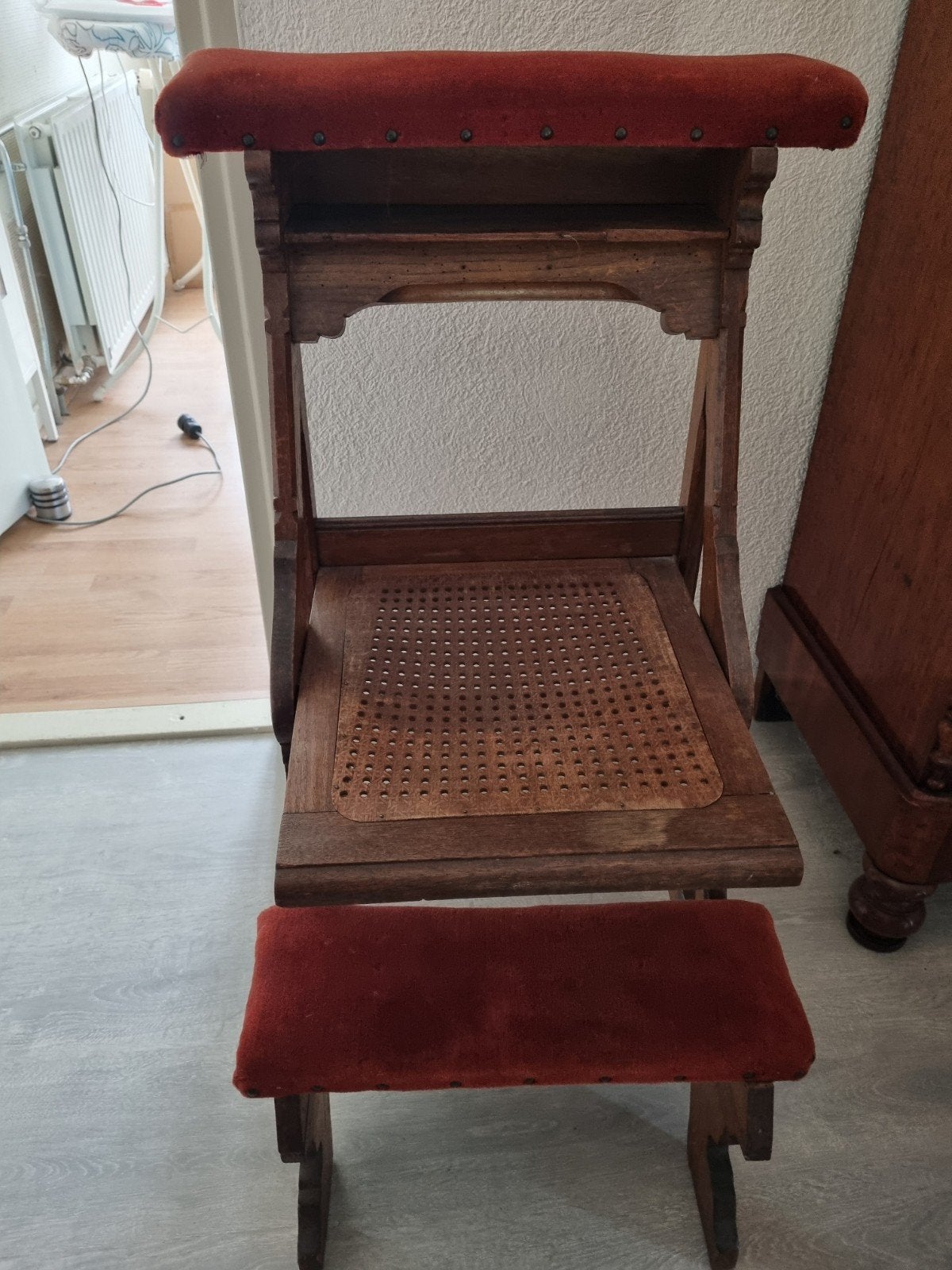 Antieke bidstoel met rood fluwelen bekleding, Antiek en Kunst, Ophalen