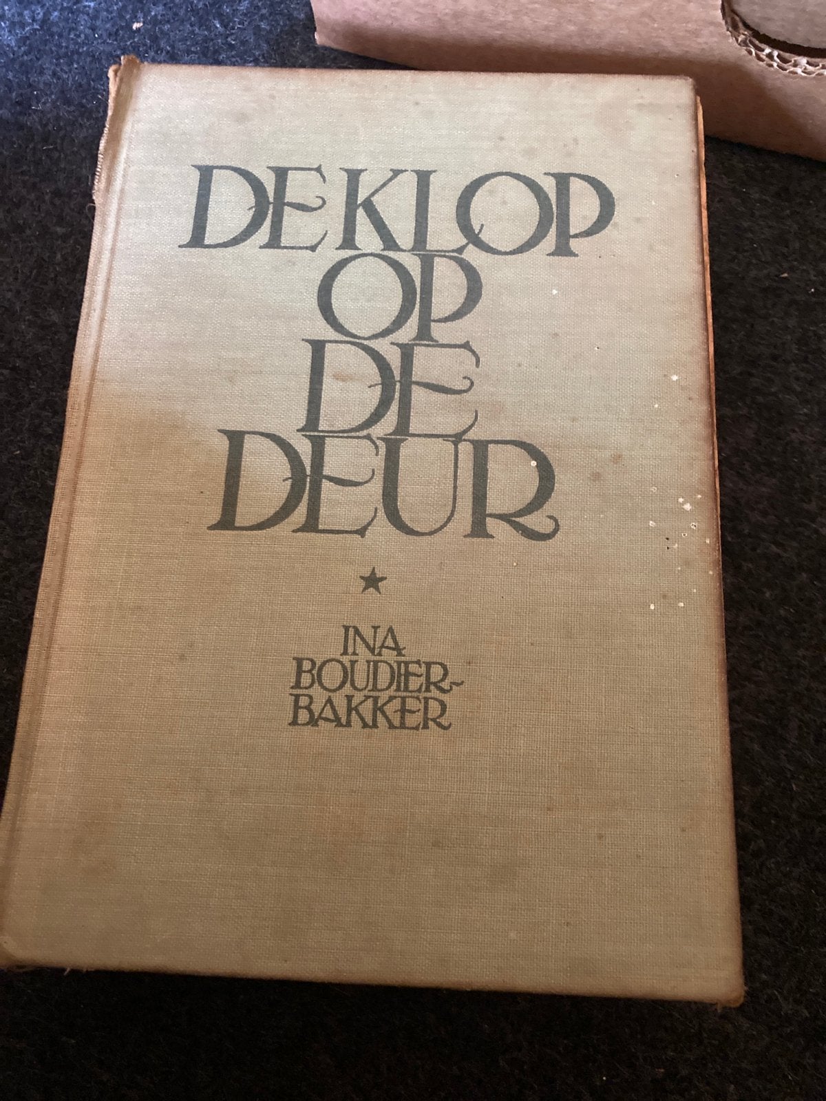 De Klop op de Deur - Ina Boudier-Bakker (Oud boek), Boeken, Ophalen of Verzenden, Gelezen, Nederland
