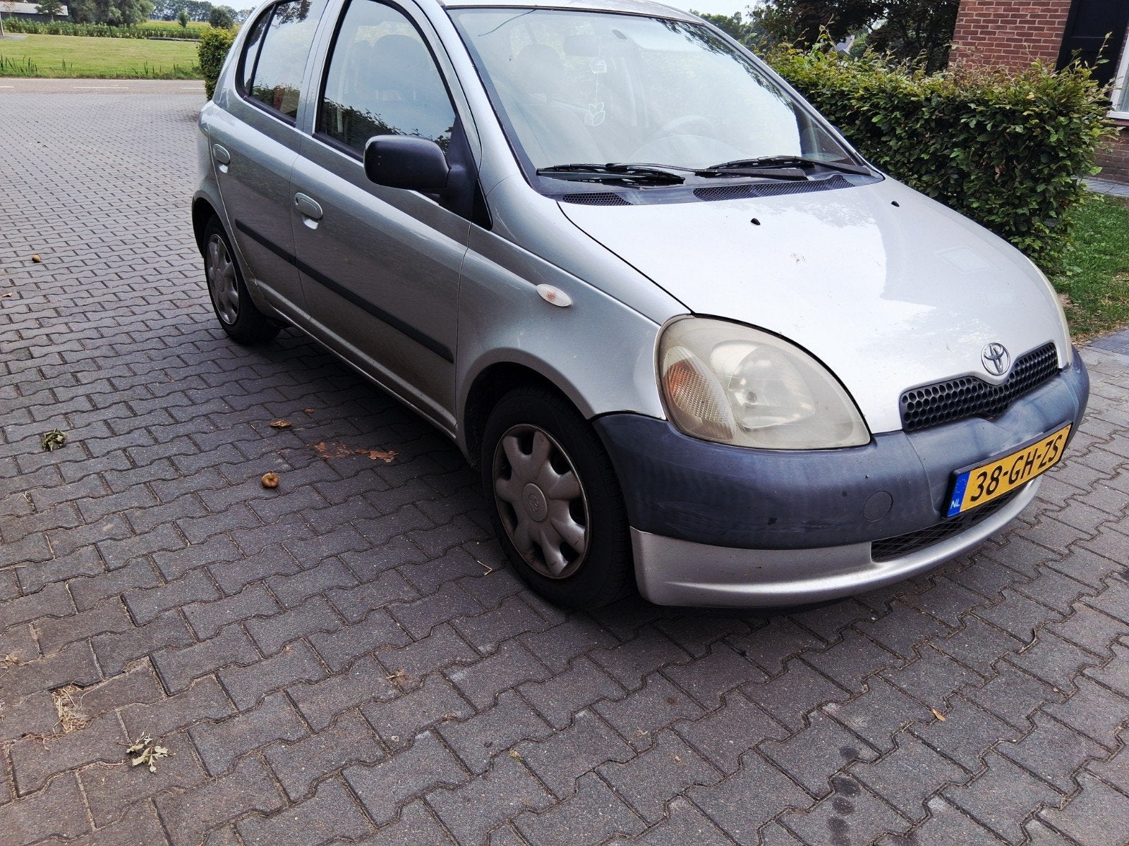 Toyota Yaris 1.0 16V Vvti 5DR Terra 2000 Grijs, Auto's, Voorwielaandrijving, 4 cilinders, 840 kg, 400 kg