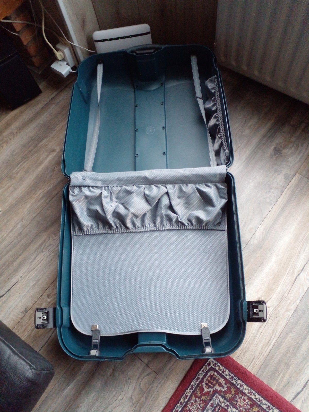 Samsonite koffer met cijferslot en uitschuifbare arm, Gebruikt, Hard kunststof, 70 cm of meer, Wieltjes