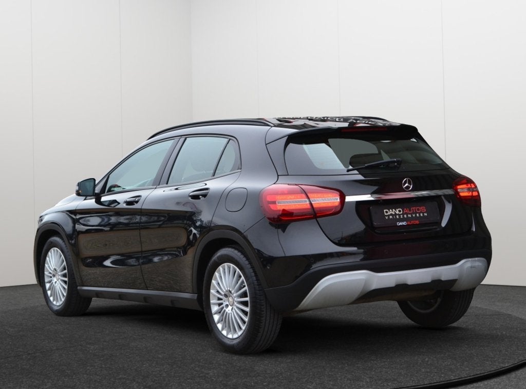 Mercedes-Benz GLA 180 Business Solution LED/Navi/Trekhaak, Auto's, Automaat, Dealer onderhouden, Stof, 4 cilinders