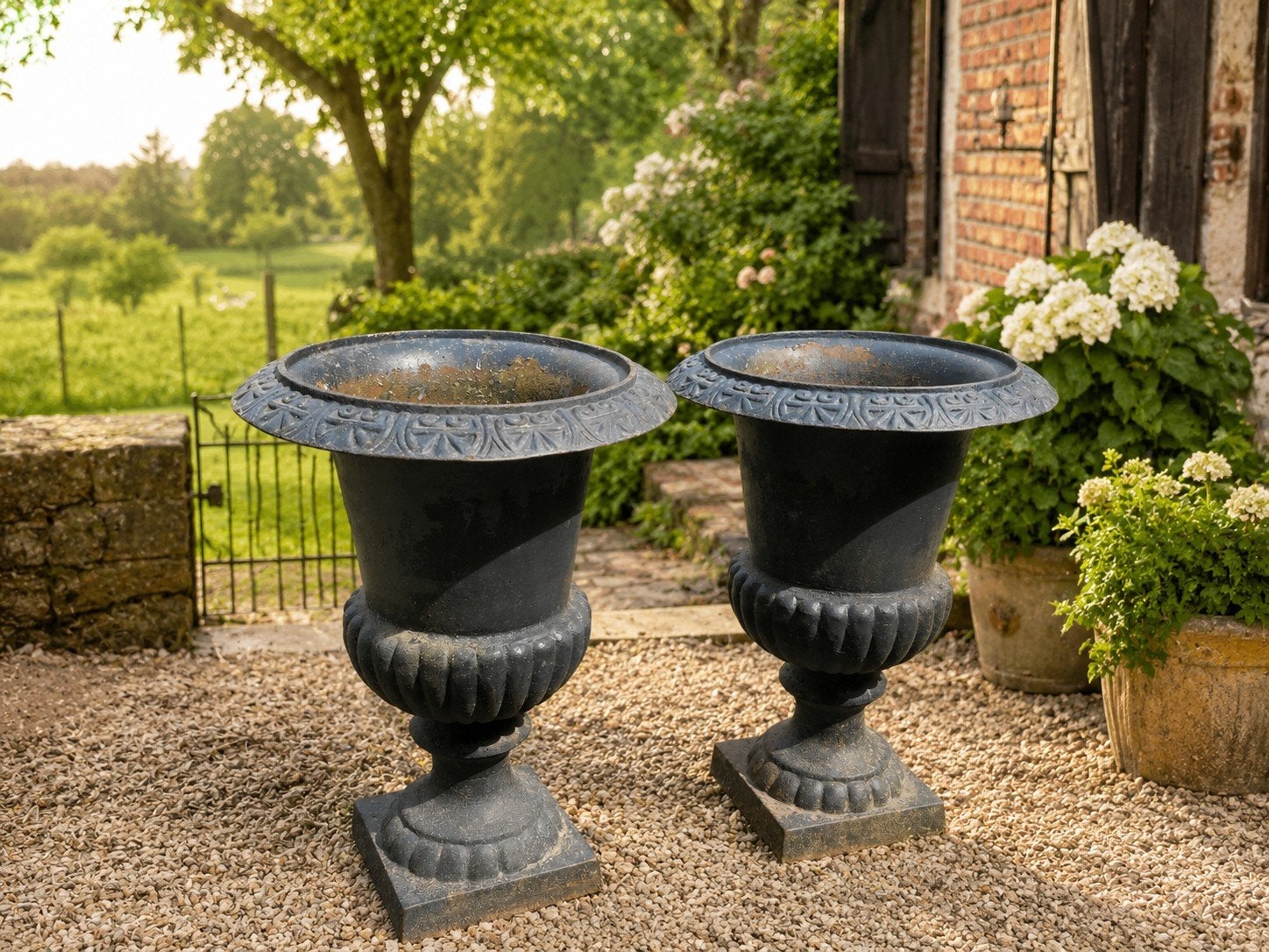 Zeer fraai paar zware gietijzeren tuinurnen / tuinvazen, Tuin en Terras, Tuinvazen, Ophalen