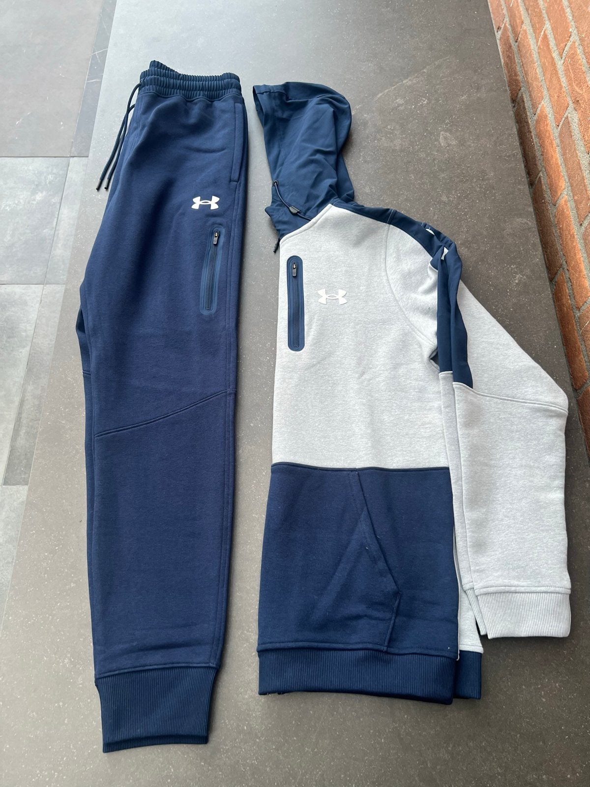 Under Armour trainingspak - Hoodie en Jogger, Nieuw, Ophalen of Verzenden, Algemeen, Meerkleurig