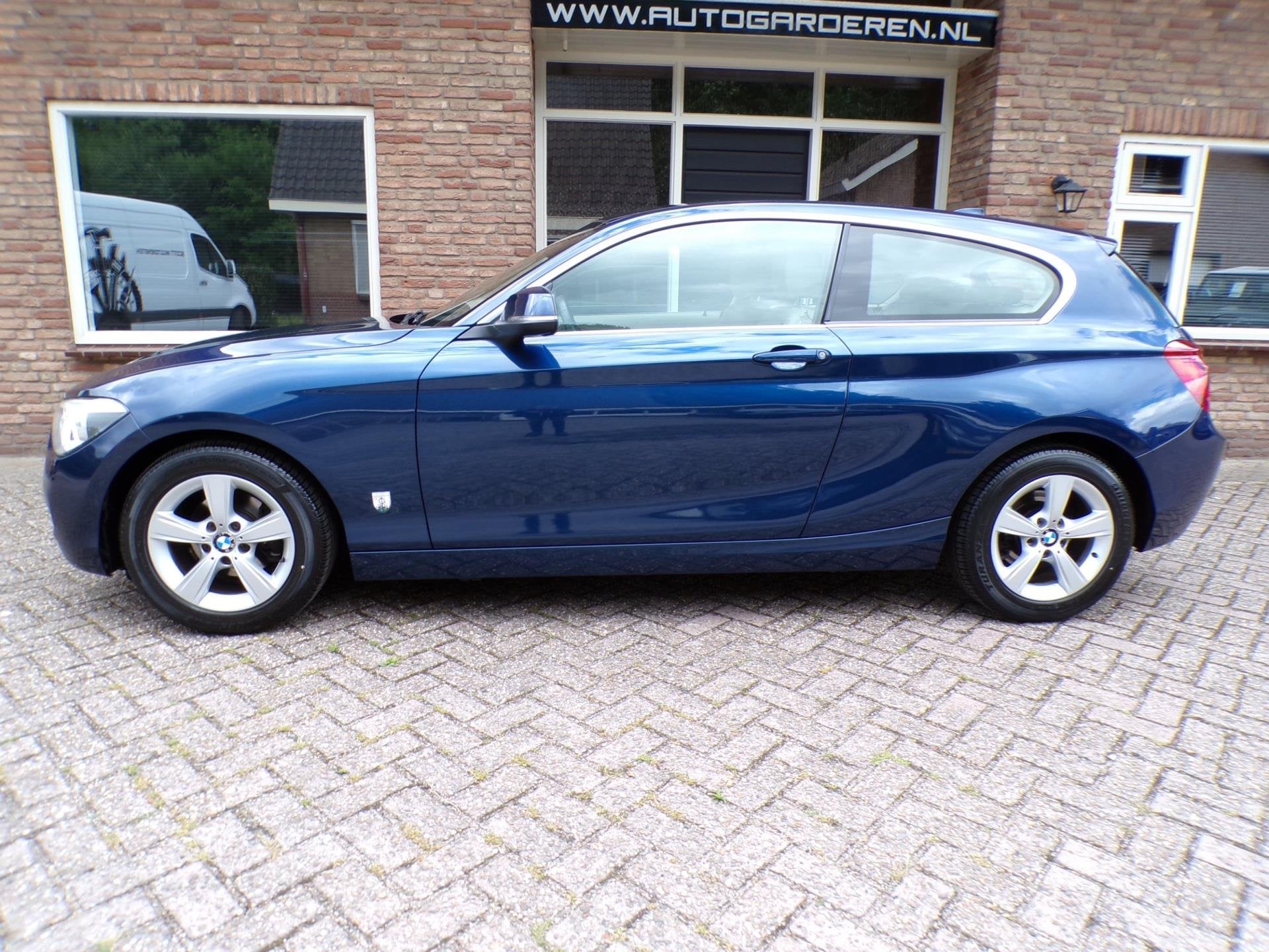 BMW 1-serie 116i Upgrade Edition Automaat / Leder / Navi, Auto's, BMW, Euro 5, Beige, 4 cilinders, Blauw