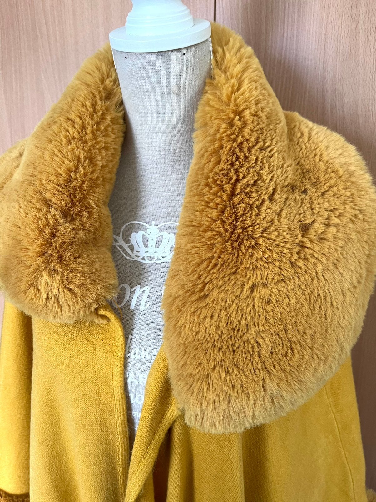 Okergele cape/poncho one size(v), Kleding | Dames, Jassen | Winter, Ophalen of Verzenden, Zo goed als nieuw, Maat 46/48 (XL) of groter