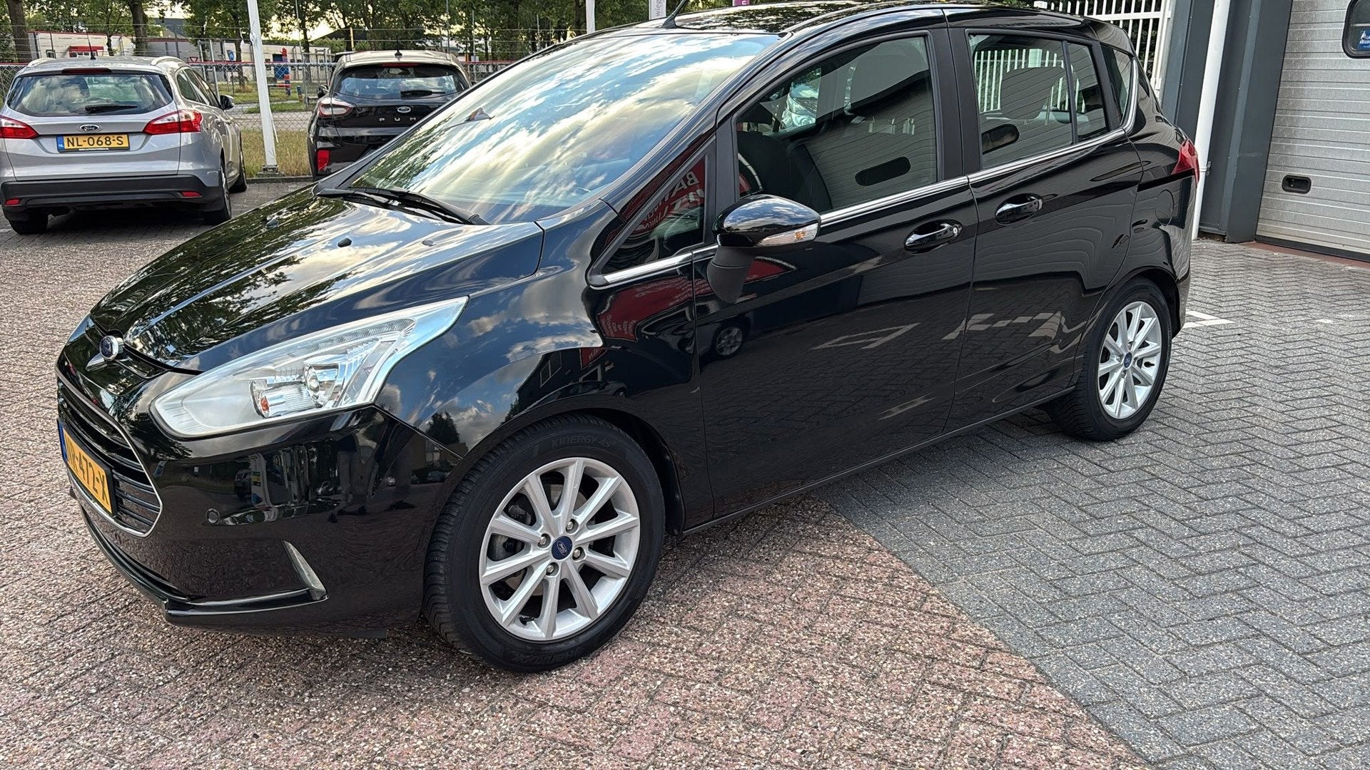 Ford B-Max 1.0 EcoBoost Titanium cruise / trekhaak / garanti, Auto's, Dealer onderhouden, 101 pk, Gebruikt, Zwart