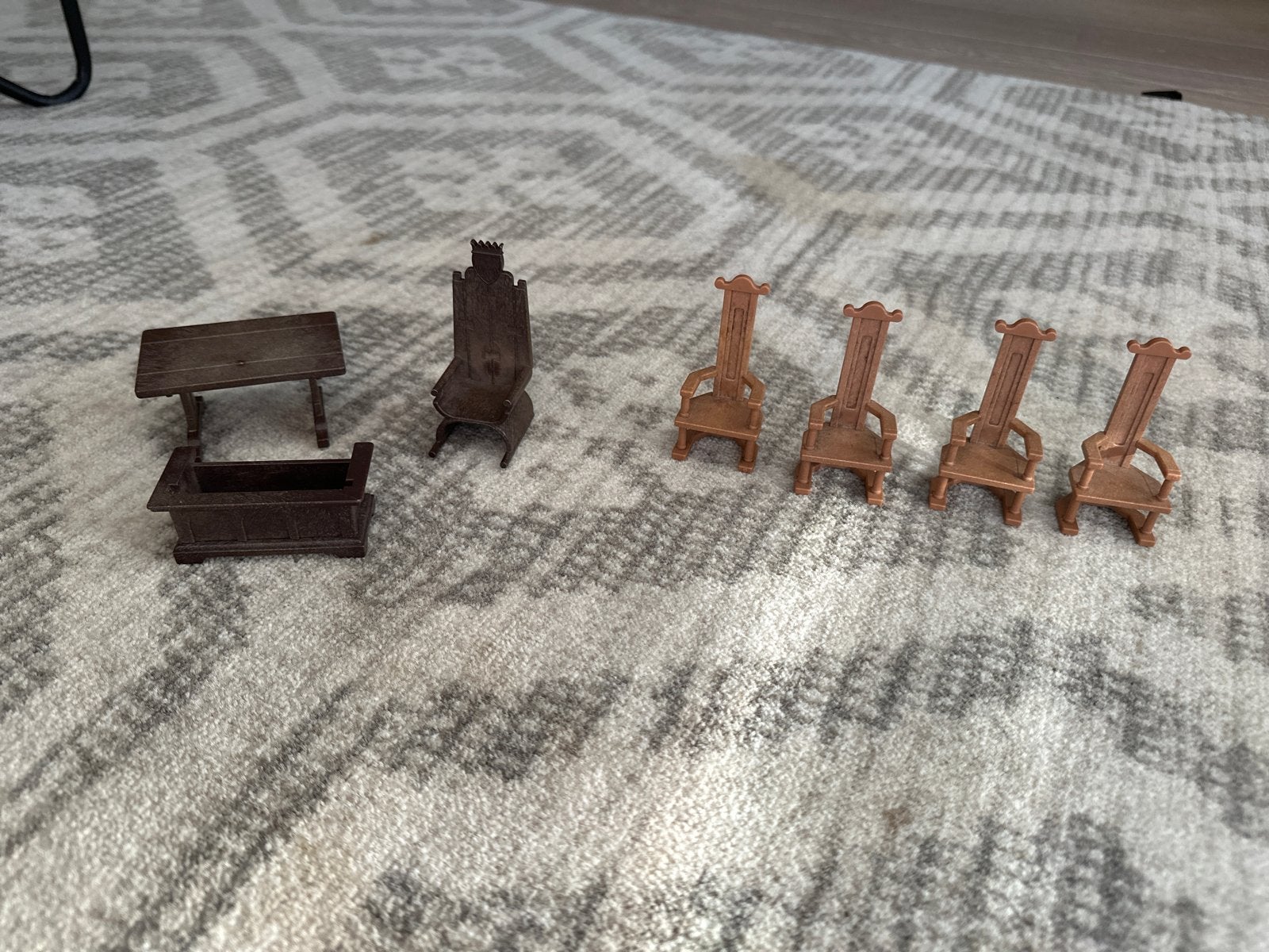 Miniatuur meubelset: tafel, kist en stoelen playmobil, Ophalen of Verzenden