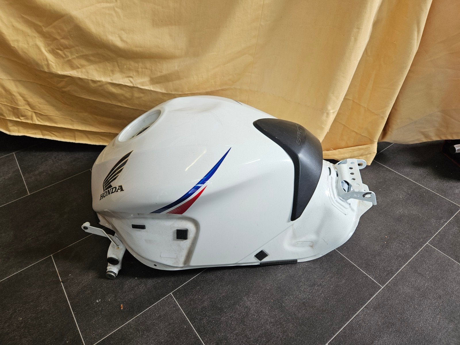 Honda CB650F Tank - Wit met deuk 2014-2017, Ophalen, Gebruikt