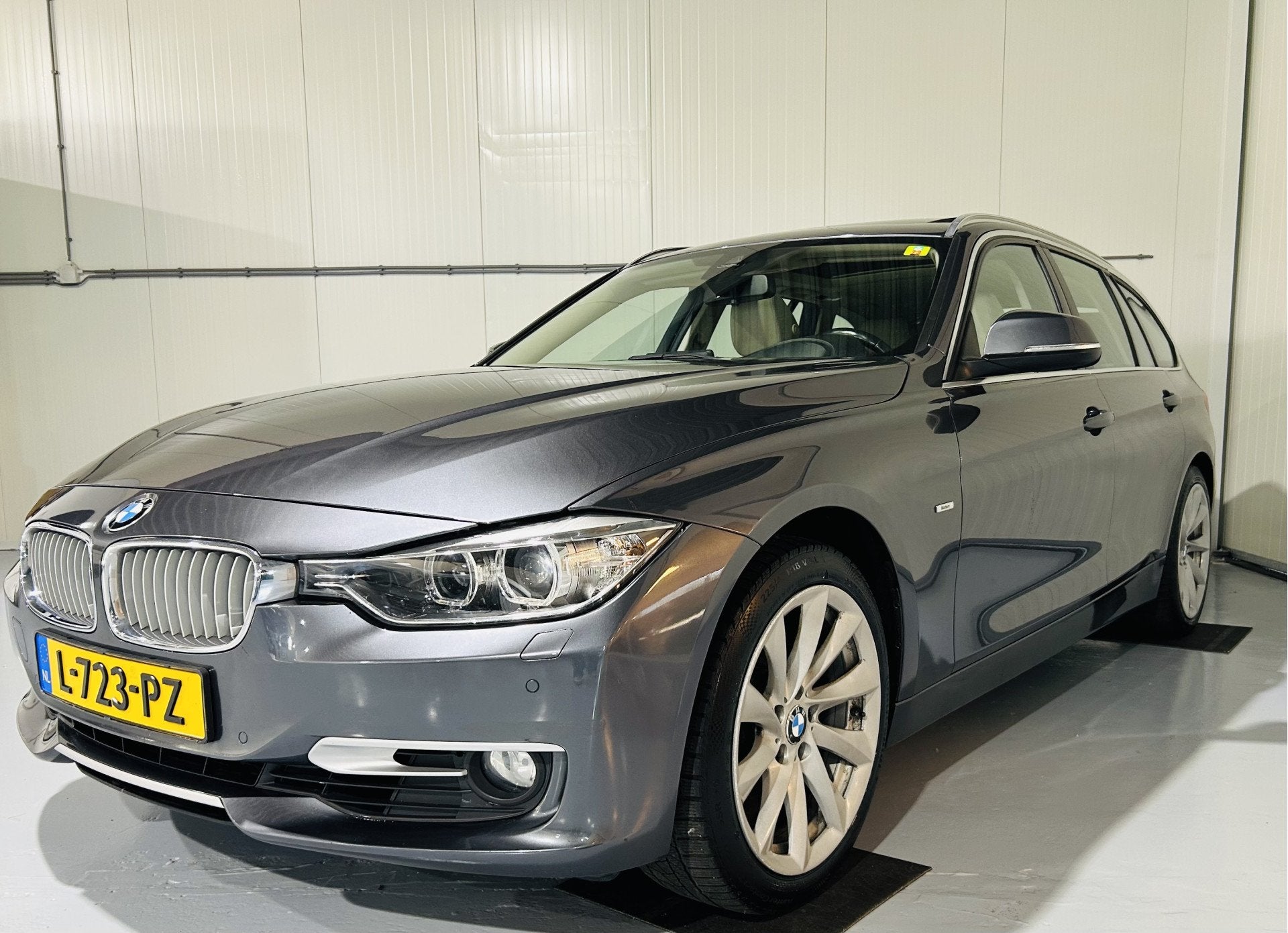 BMW 3 Serie Touring 330d xDrive High Executive modern - Full, Auto's, BMW, Automaat, Euro 5, 2993 cc, 258 pk