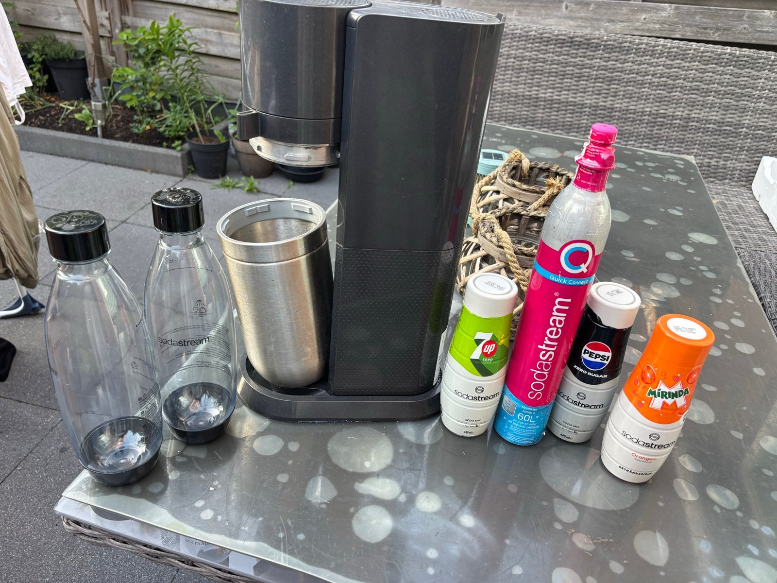 Sodastream met flessen, CO2-cilinder en siroop, Ophalen of Verzenden, Zo goed als nieuw