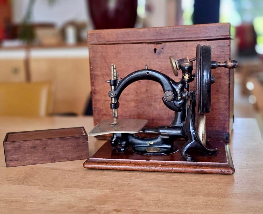 Willcox & Gibbs handnaaimachine met kist en accessoires, Ophalen