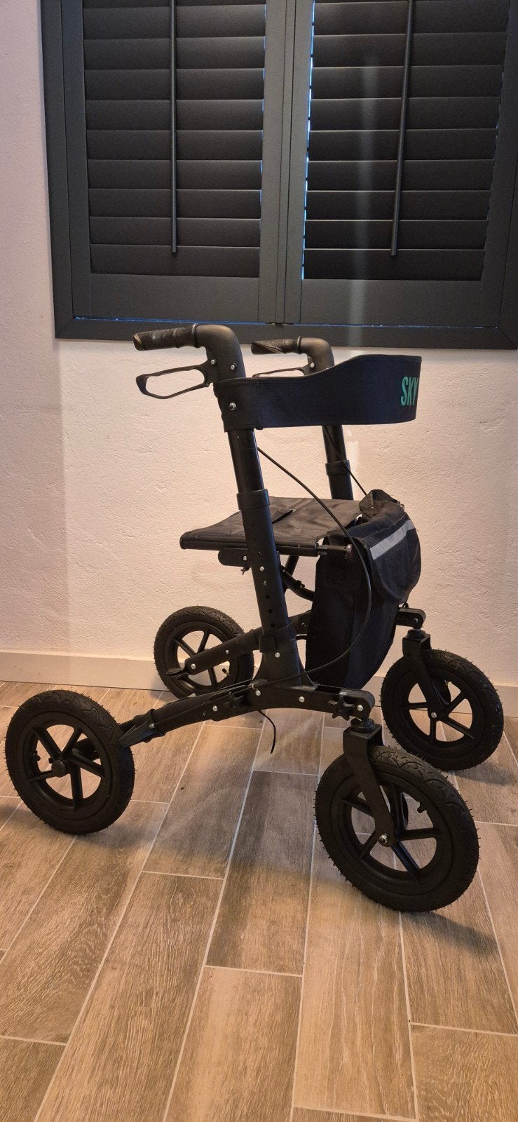Sky Air outdoor rollator zwart met 12inch luchtbanden, Diversen, Ophalen, Lichtgewicht, Zo goed als nieuw