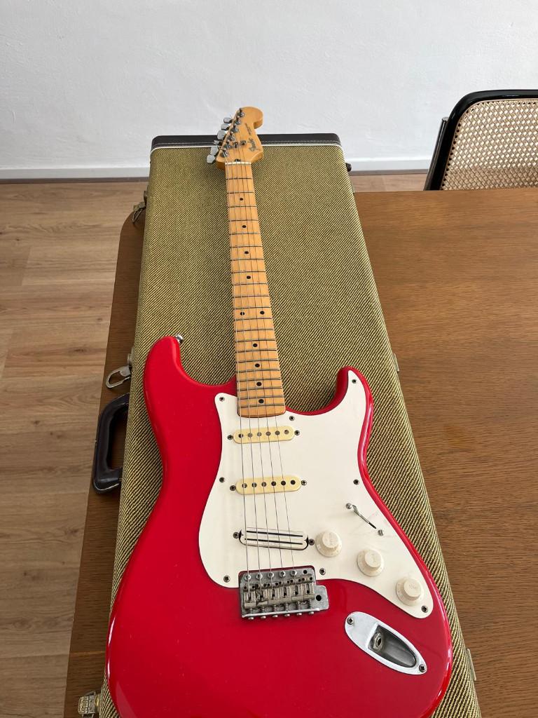 Fender Stratocaster MIK + Boss DD-7 + Devine RX-8A, Ophalen, Fender, Gebruikt, Met versterker