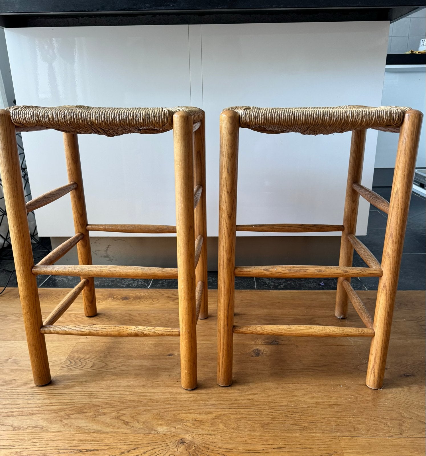 Set van 2 houten barkrukken met rieten zitting, Ophalen, Gebruikt, 60 tot 90 cm, Hout